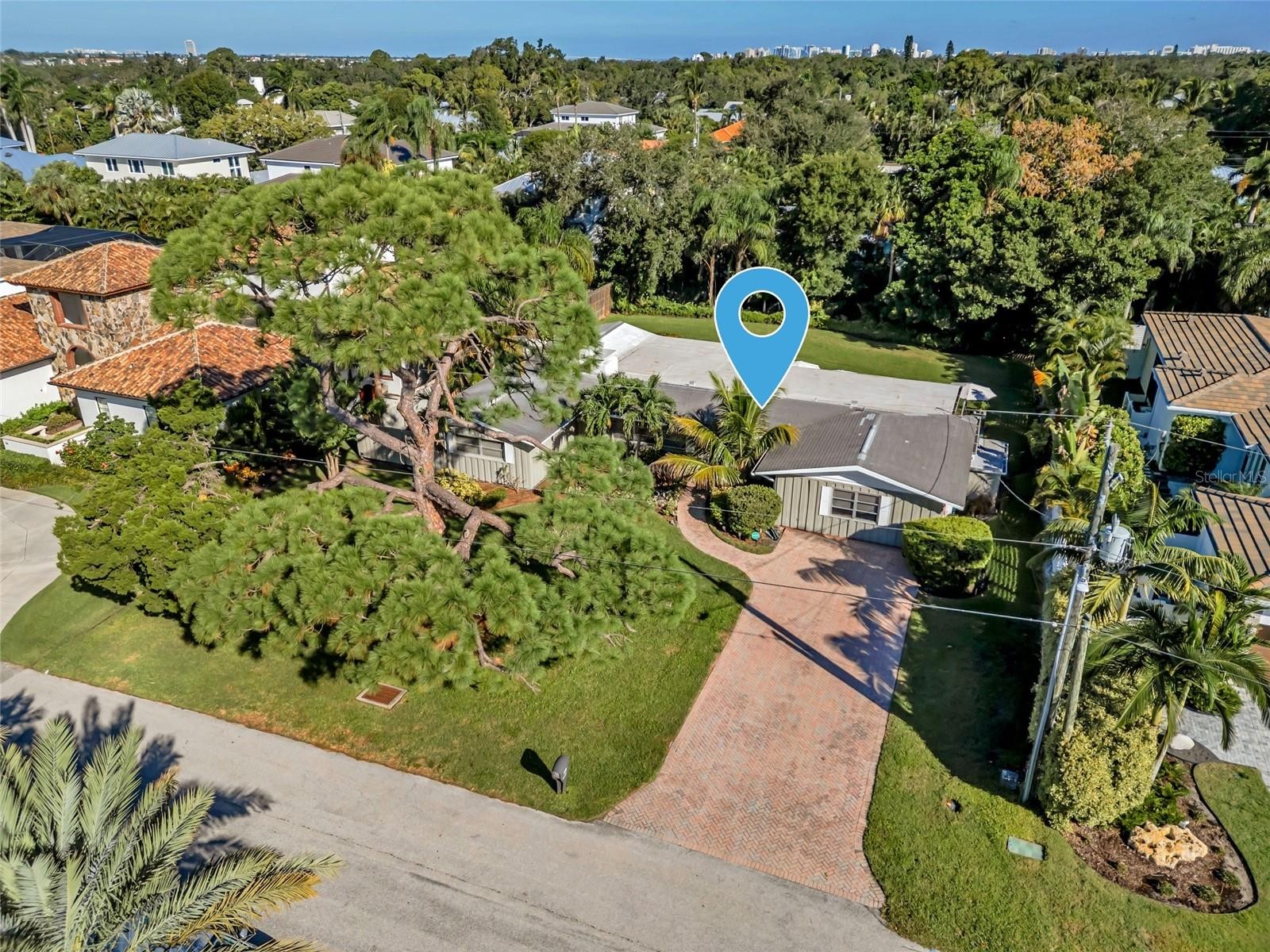 1605 N LAKE SHORE DR