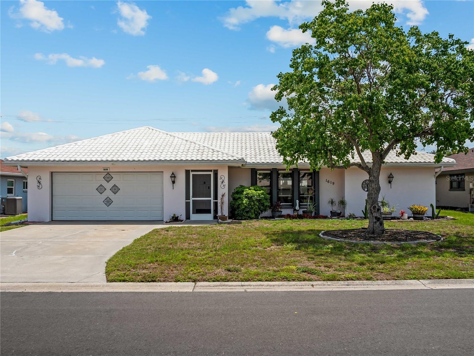 1619 E CYPRESS POINT DR