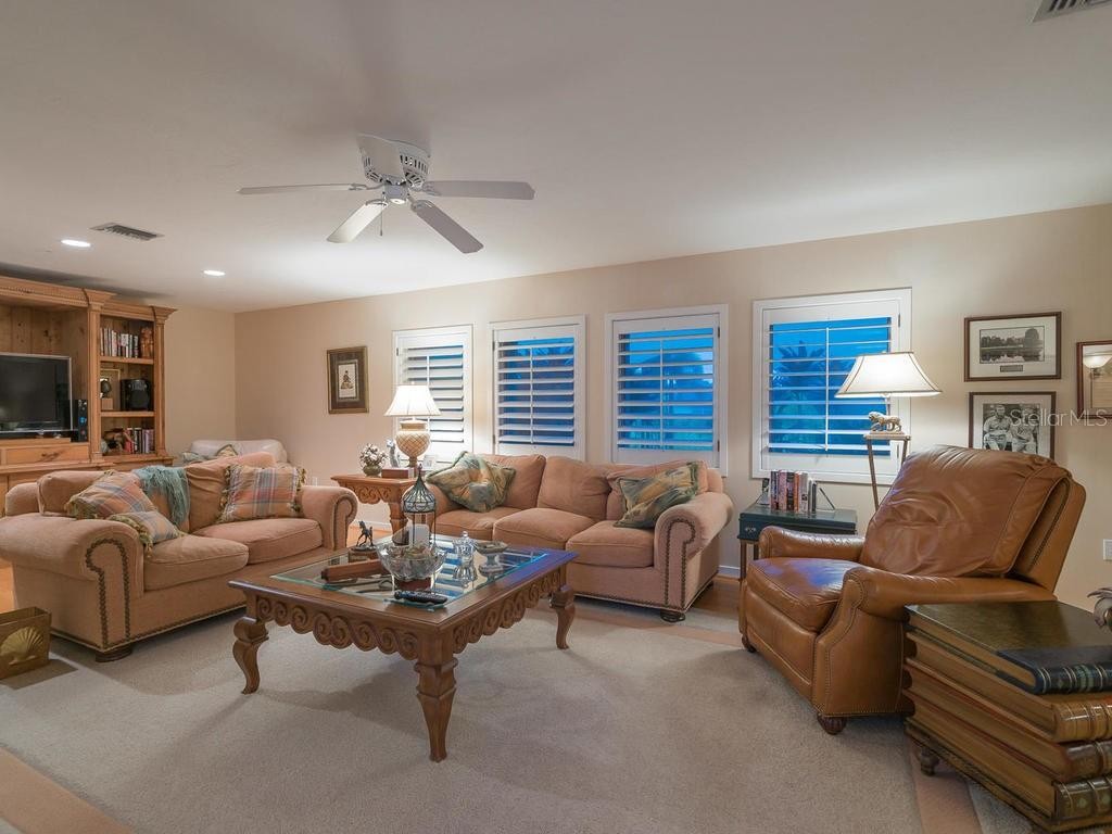 111 N WARBLER LN