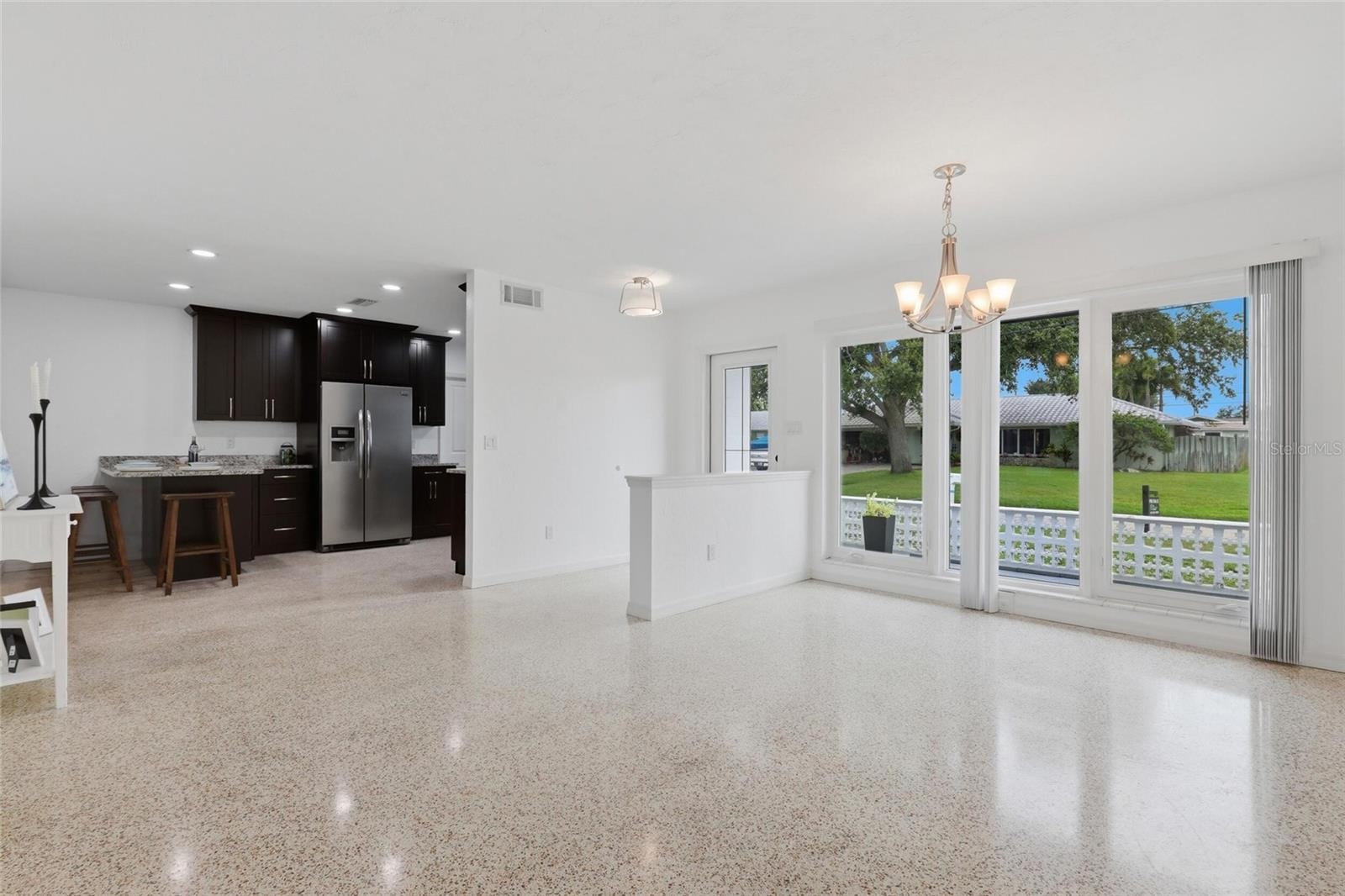 412 W SHADE DR