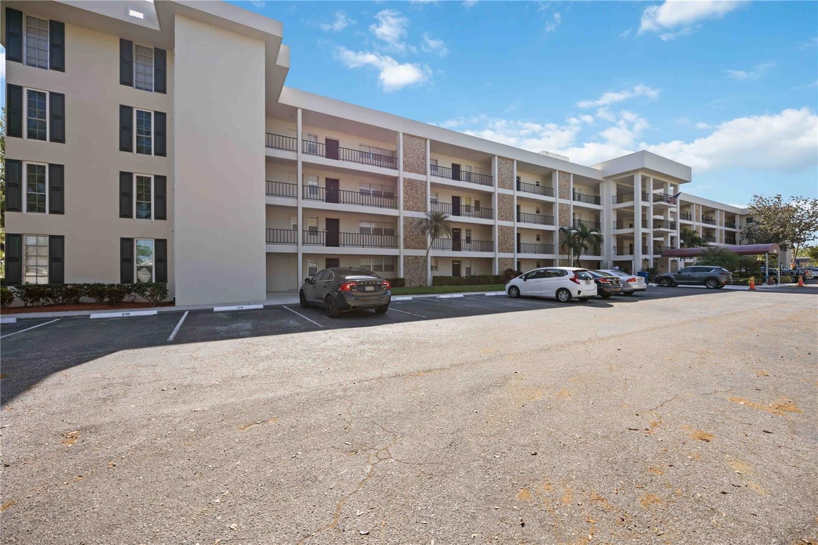 7461 W COUNTRY CLUB DR N #207