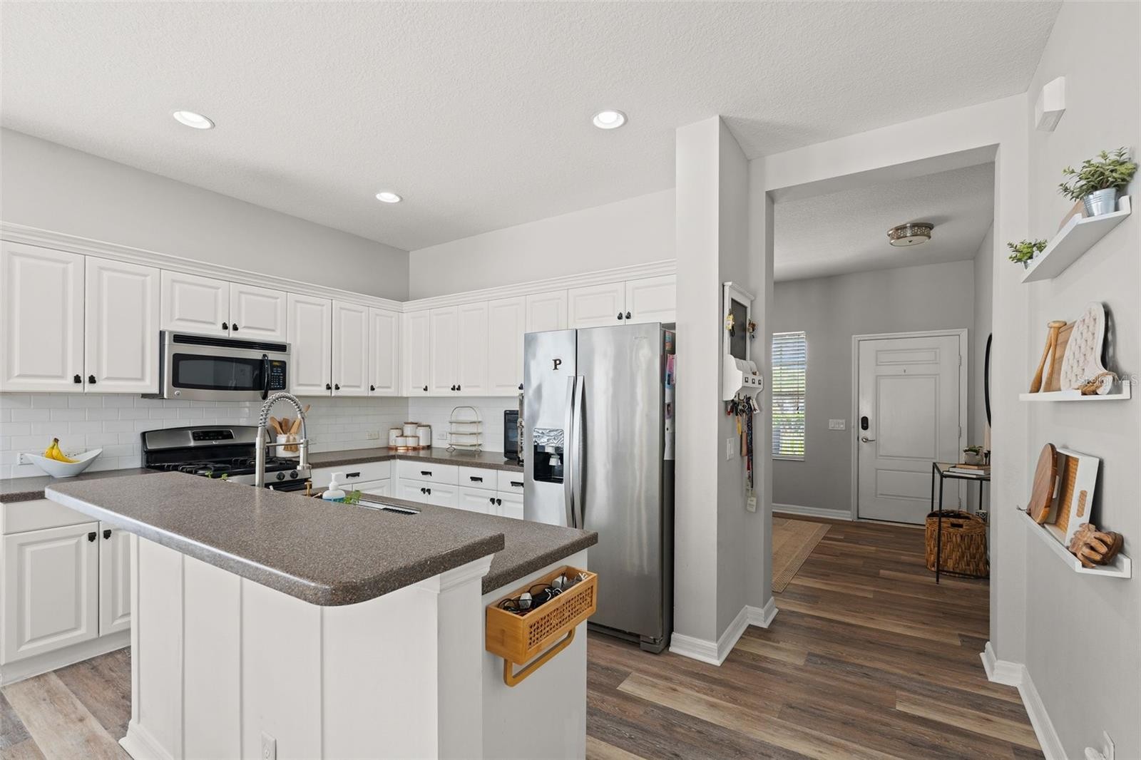 4946 NEWPORT NEWS CIR