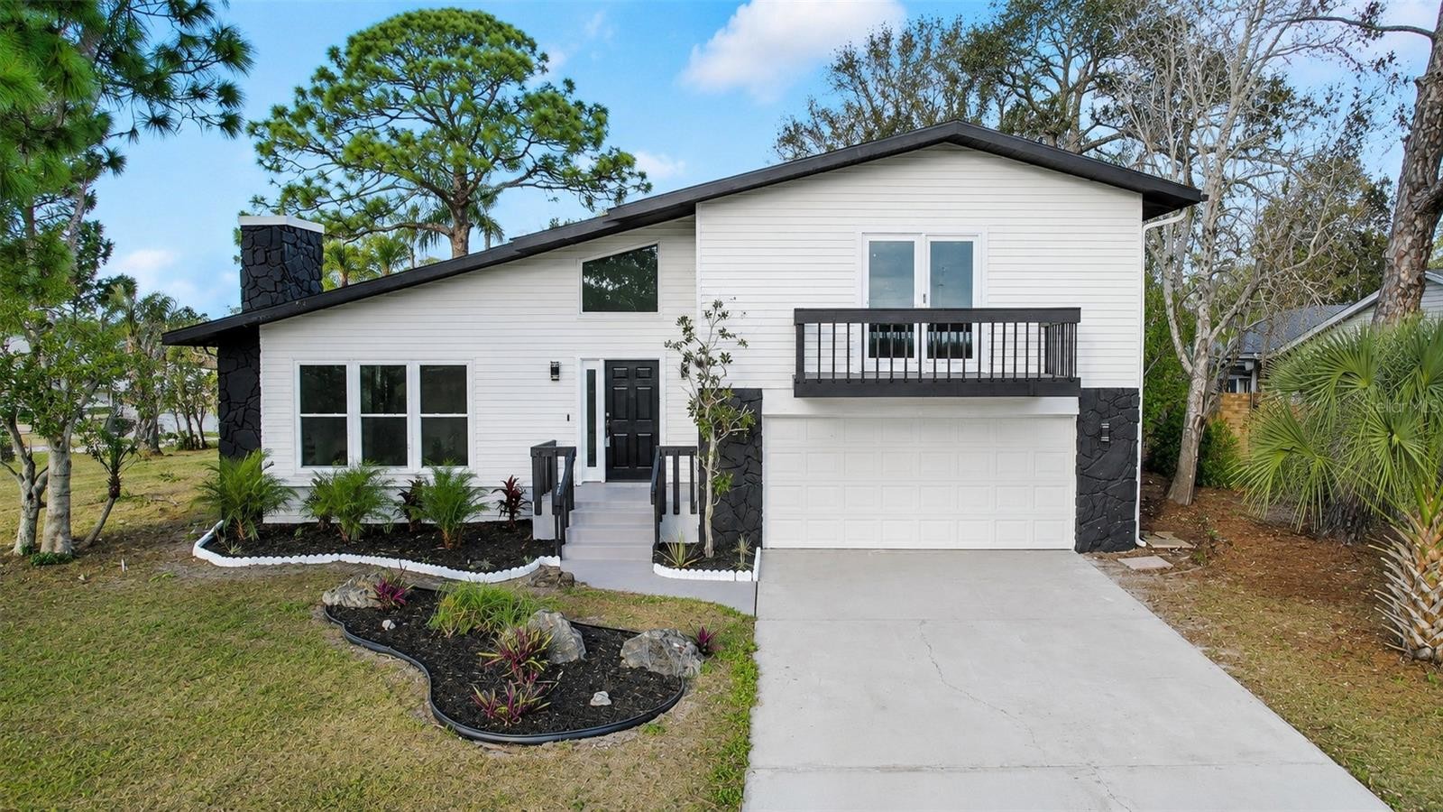 5667 CREEKWOOD DR