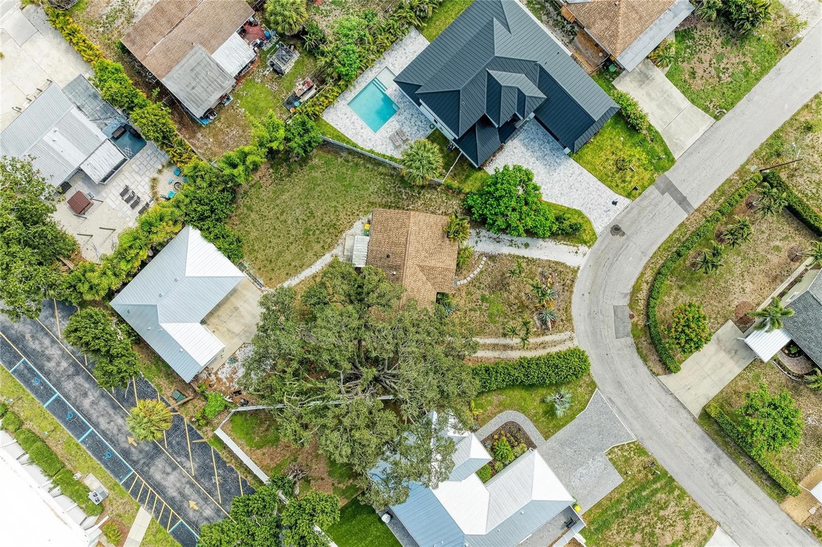1300 LOMA LINDA CT