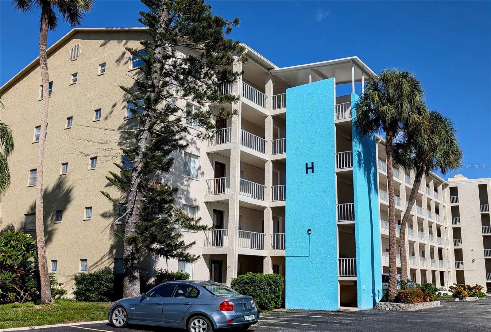 3779 LAKE BAYSHORE DR #H-402