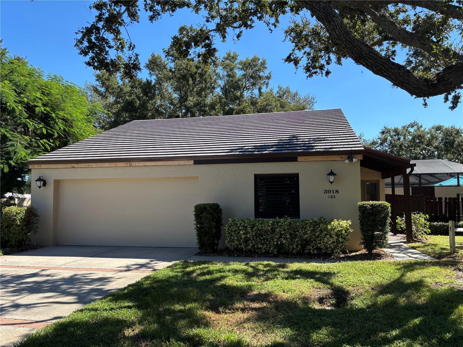 3918 GLEN OAKS MANOR DR