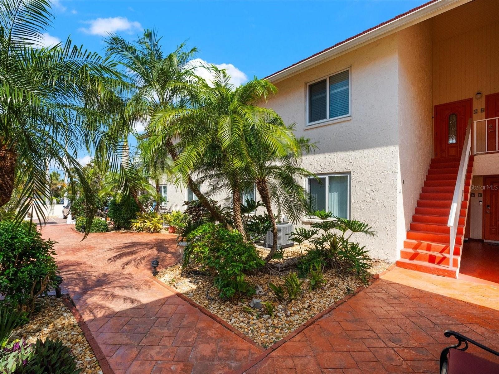 6708 SARASEA CIR #202