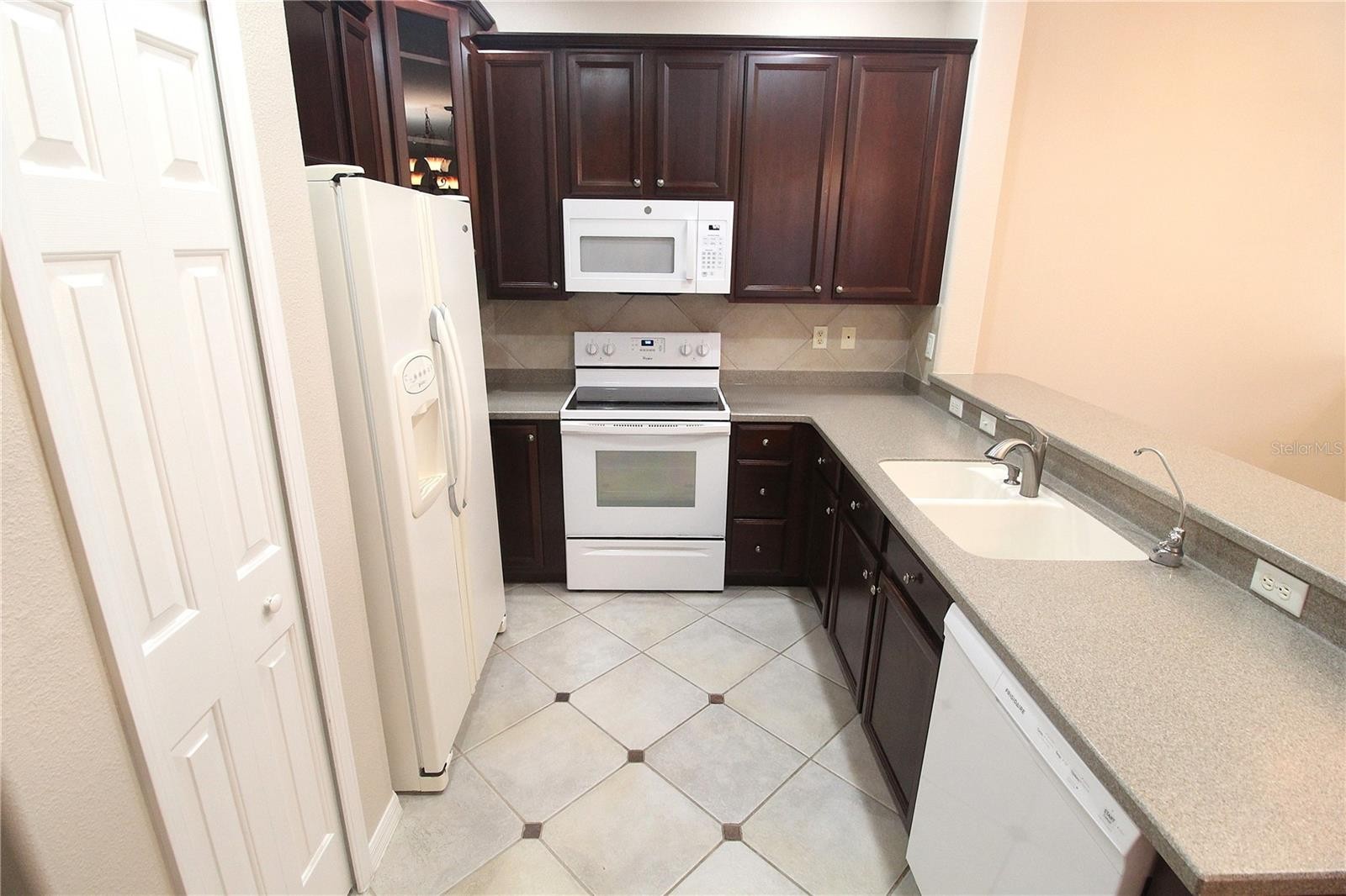 3474 PARKRIDGE CIR #32-203