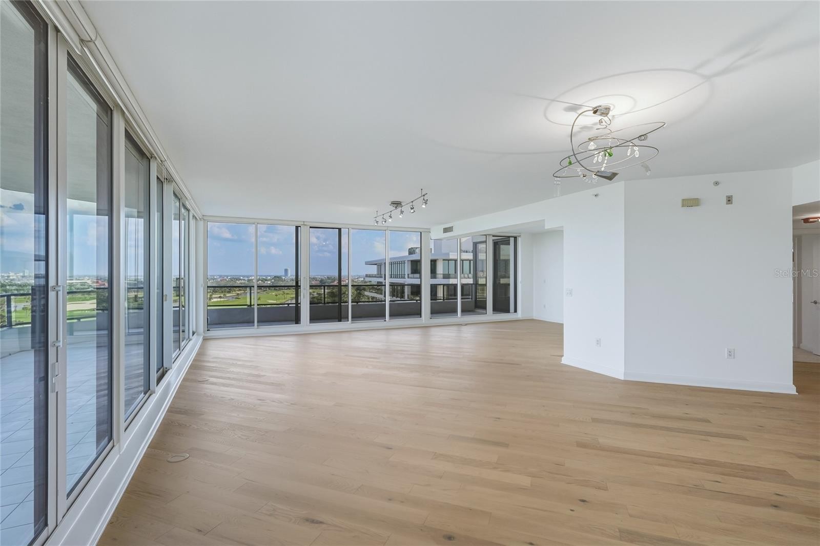 545 SANCTUARY DR #B806