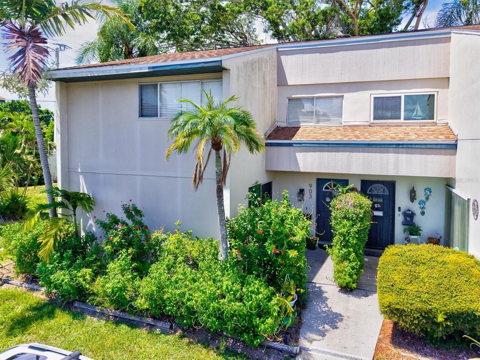 903 BYRON LN