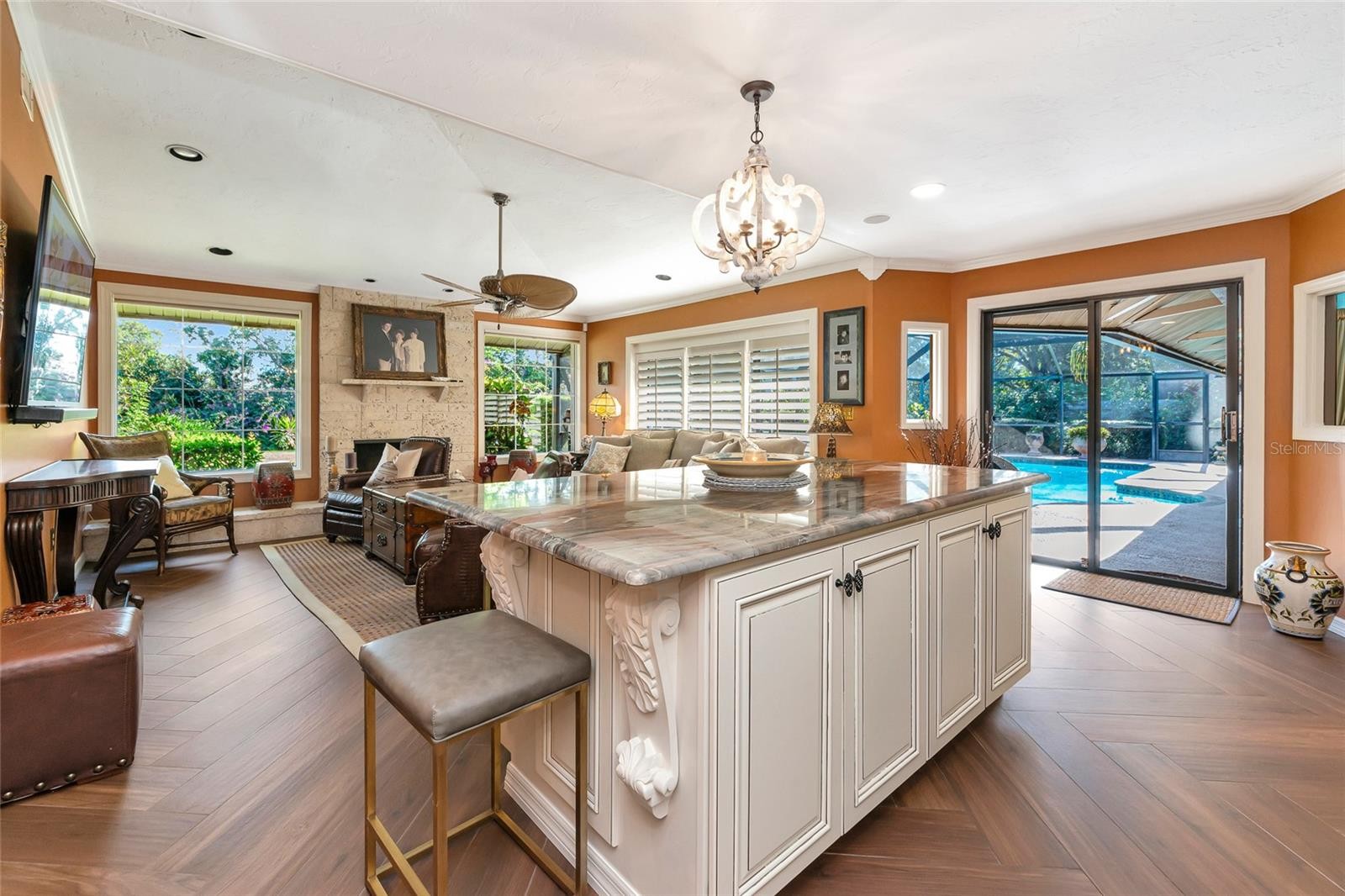 6976 COUNTRY LAKES CIR