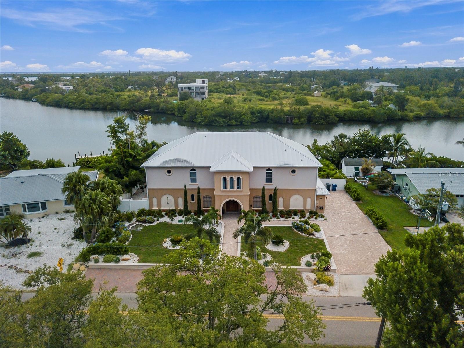 908 BAYSHORE DR