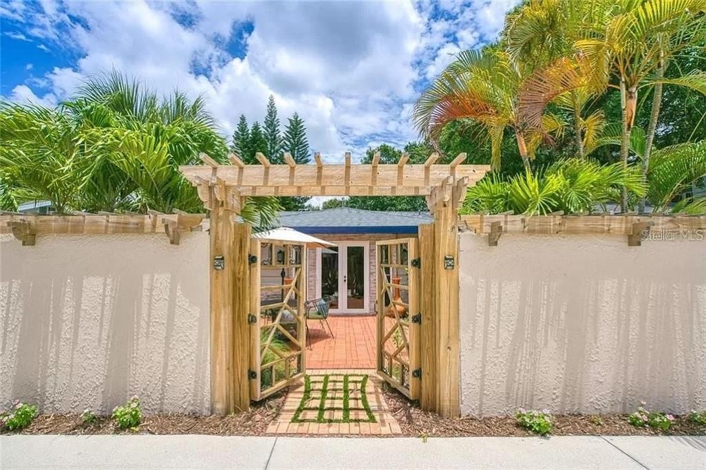 1127 S OSPREY AVE
