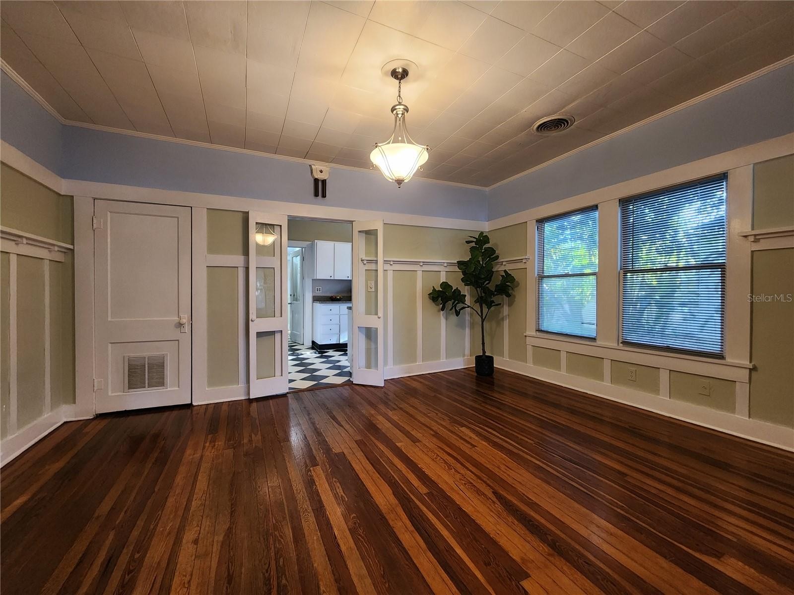 2121 7TH AVE W