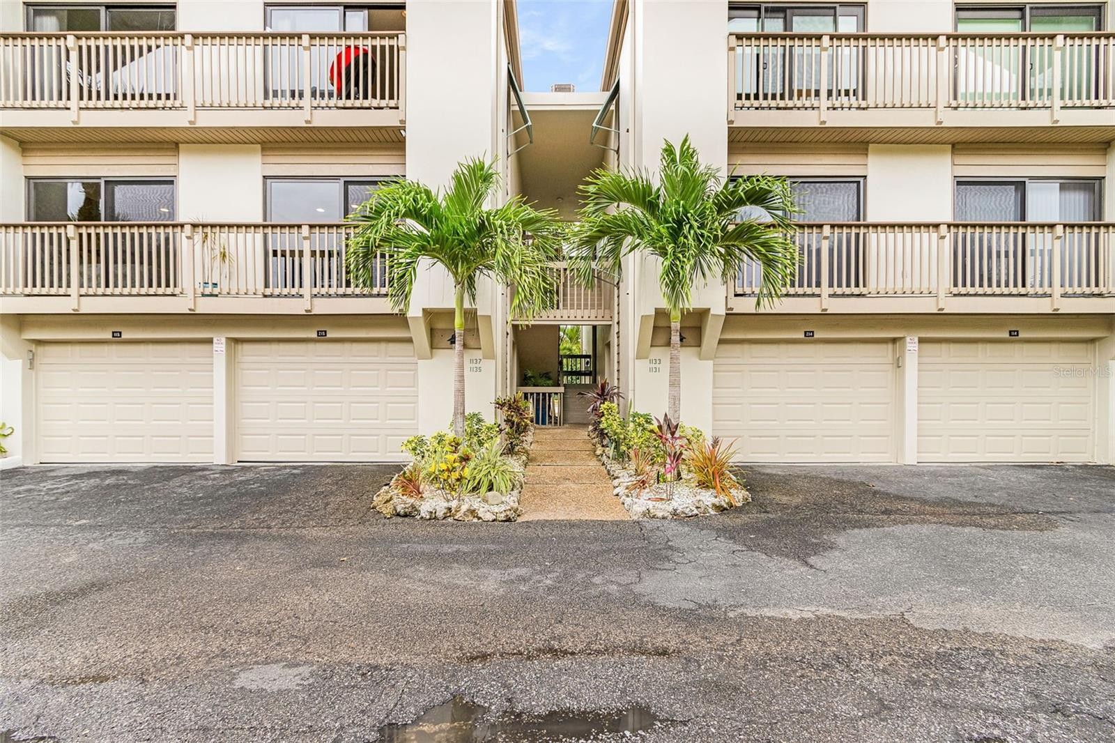 1135 LAKE HOUSE CIR #C115