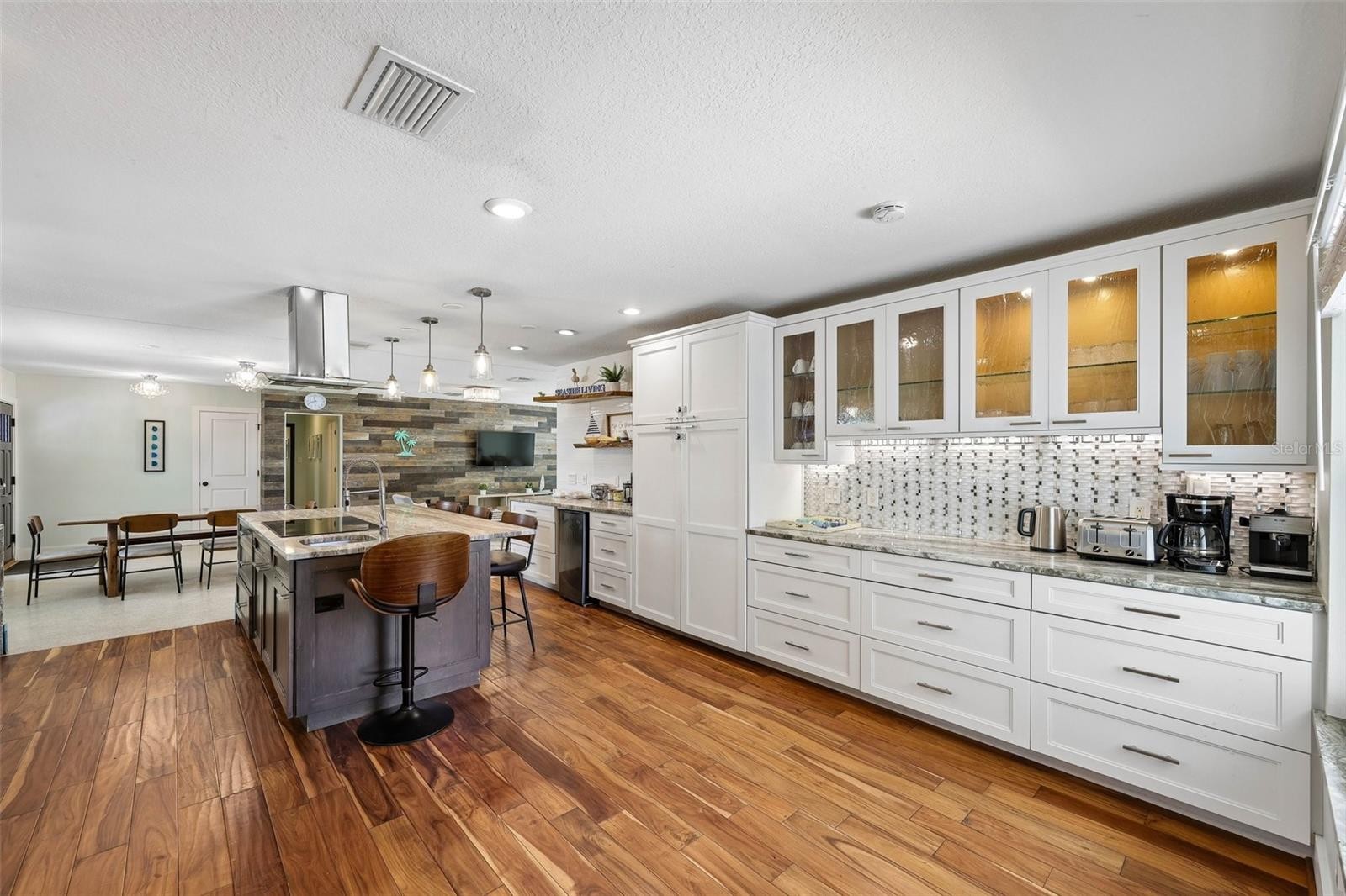322 SUWANEE AVE