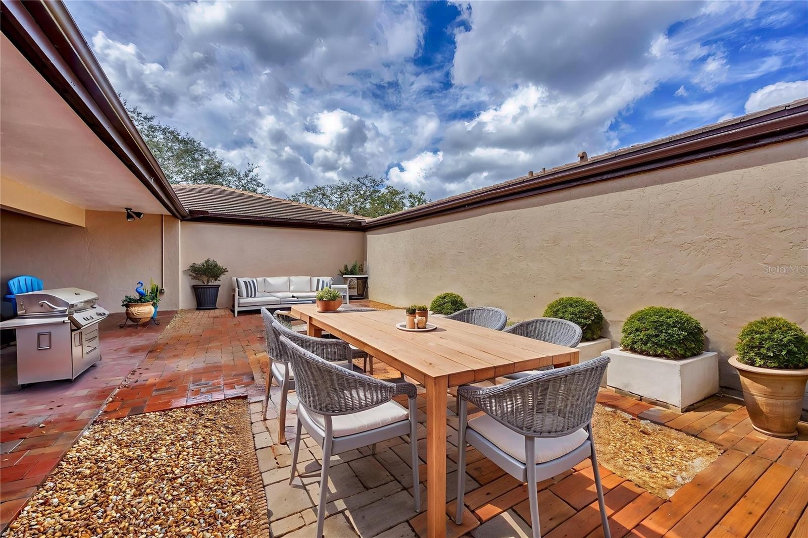 3933 GLEN OAKS MANOR DR