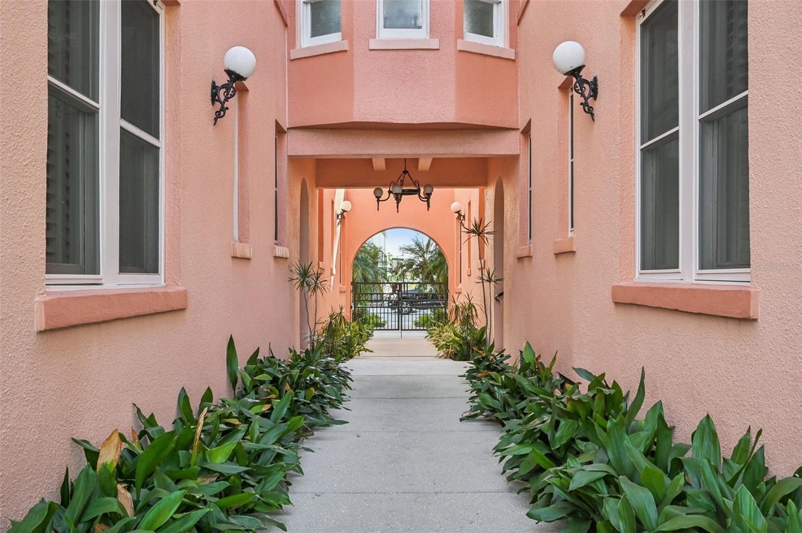 1221 N PALM AVE #207