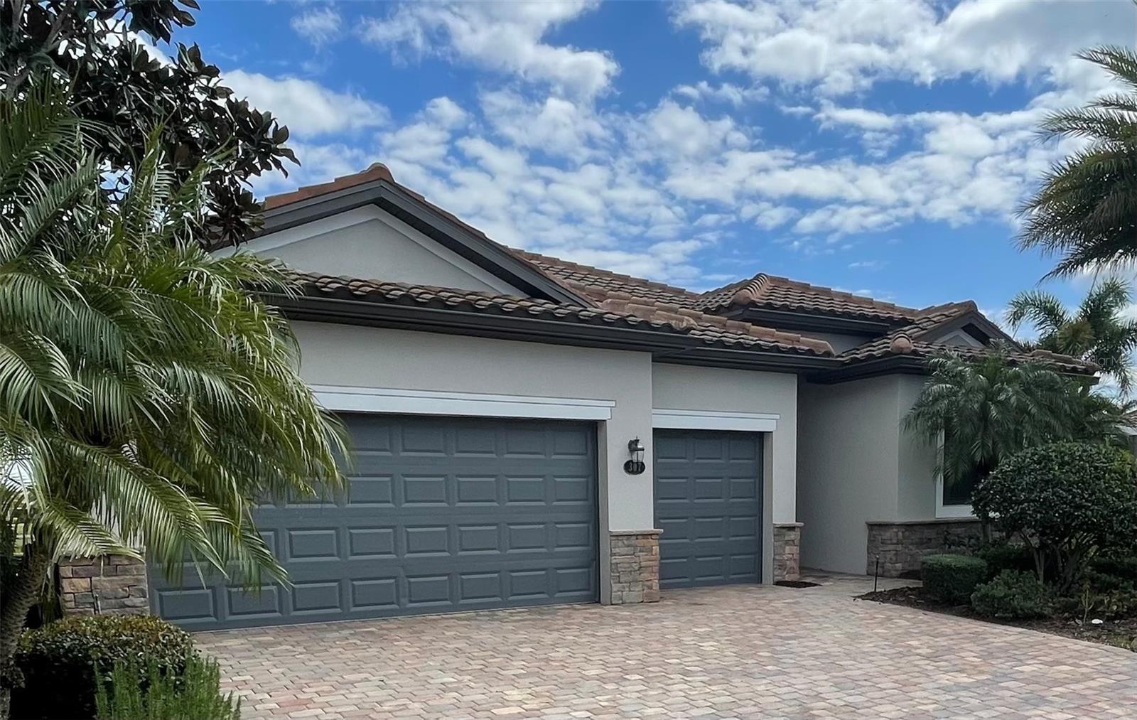 307 WHISPERING PALMS LN