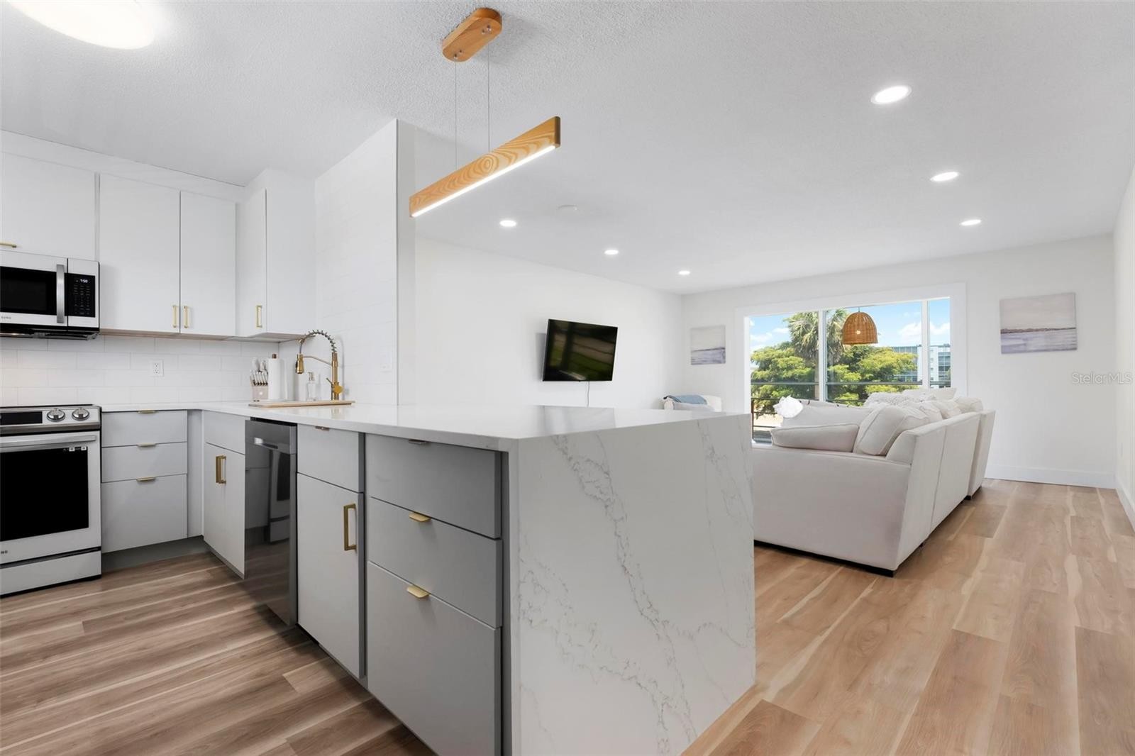 4200 IRONWOOD CIR #203B