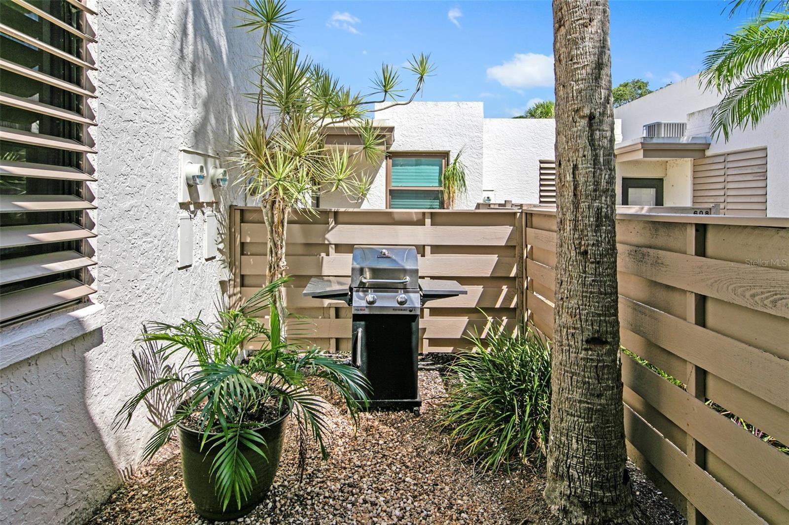 611 WOODLAWN DR #611