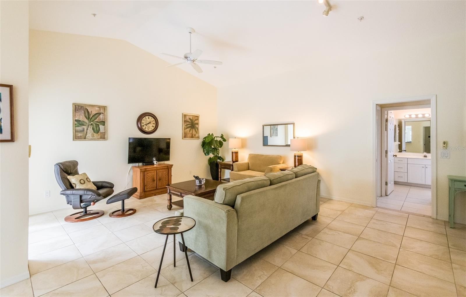 815 MONTROSE DR #203