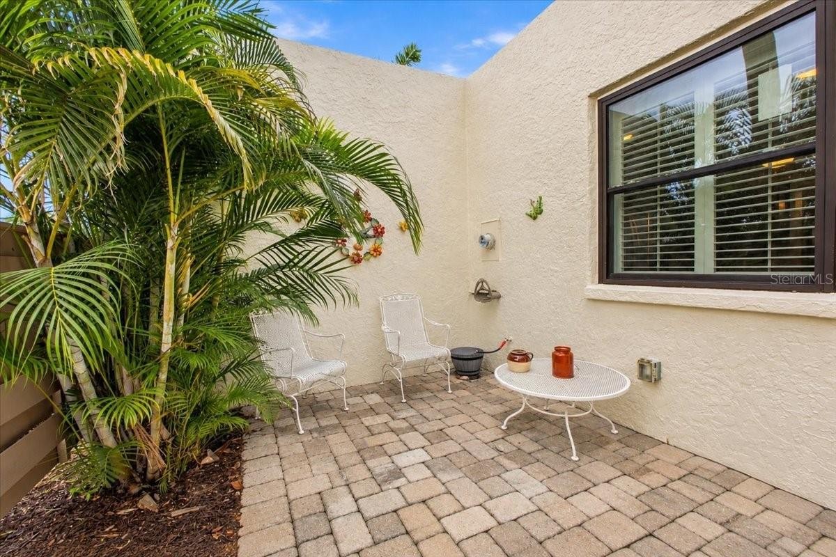 411 PALM TREE DR #411