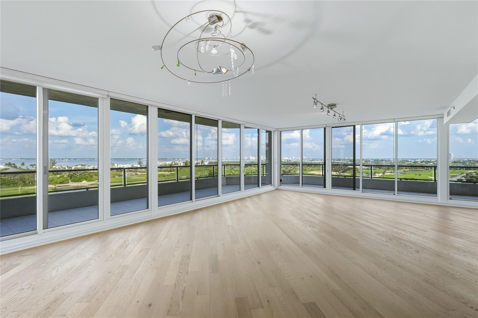 545 SANCTUARY DR #B806