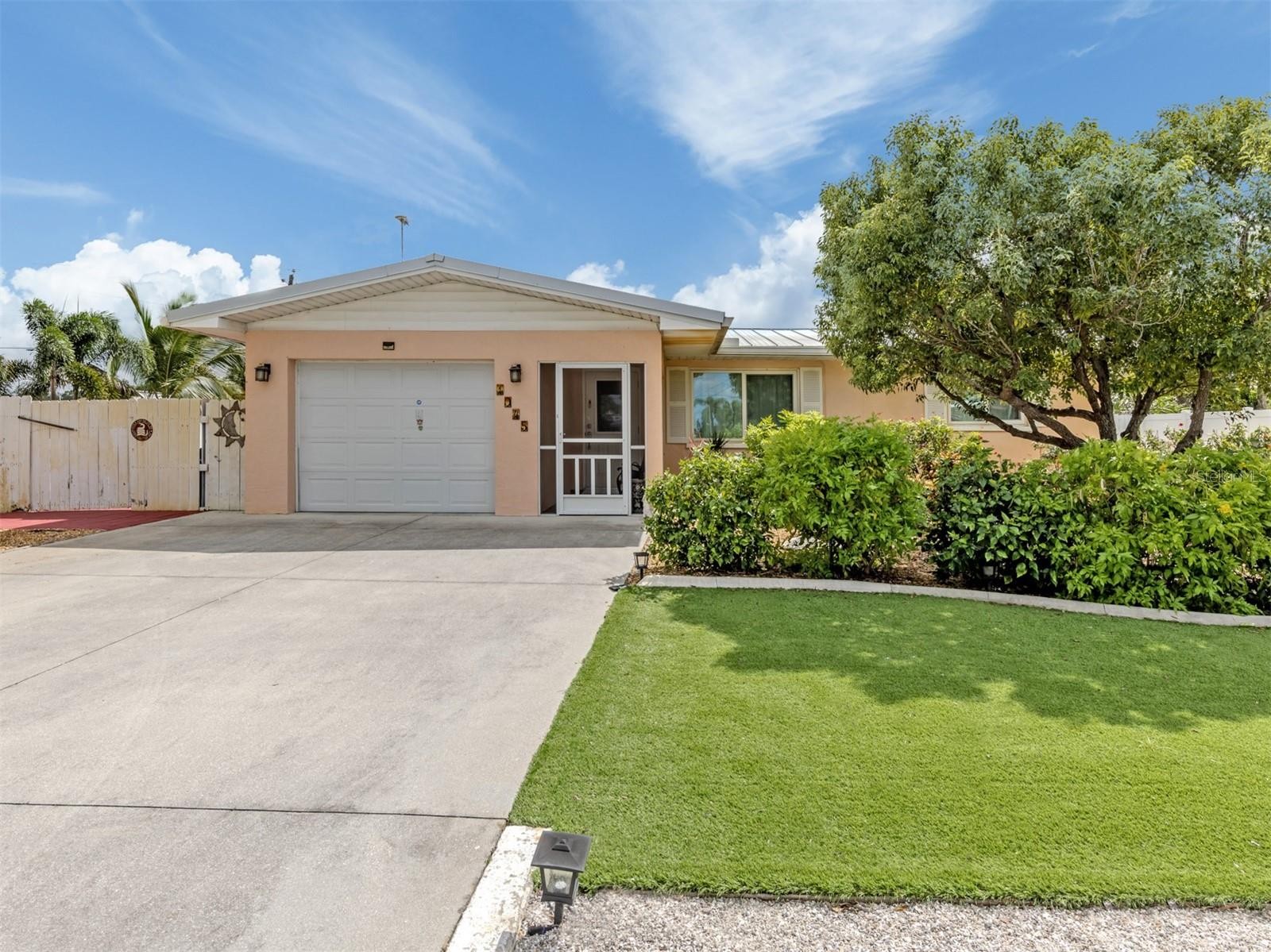 1045 FALCON RD