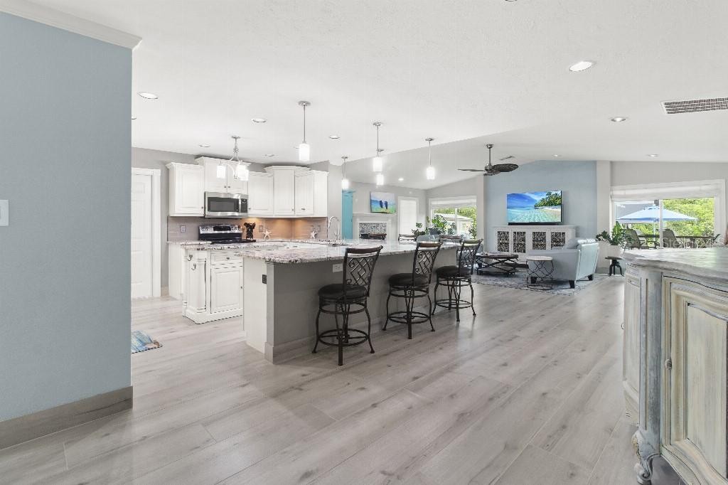 810 25TH AVE W