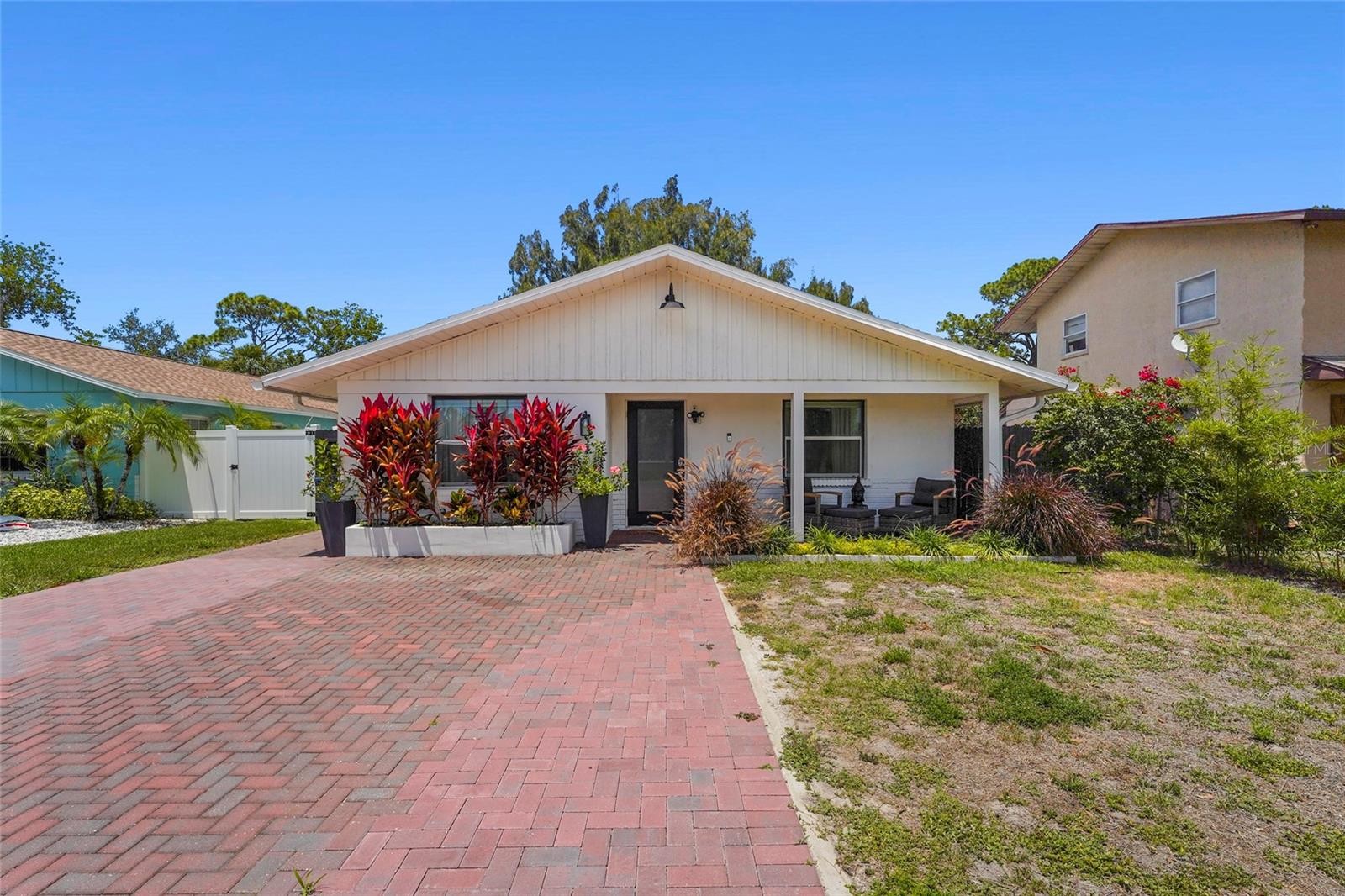 831 WINTER GARDEN DR