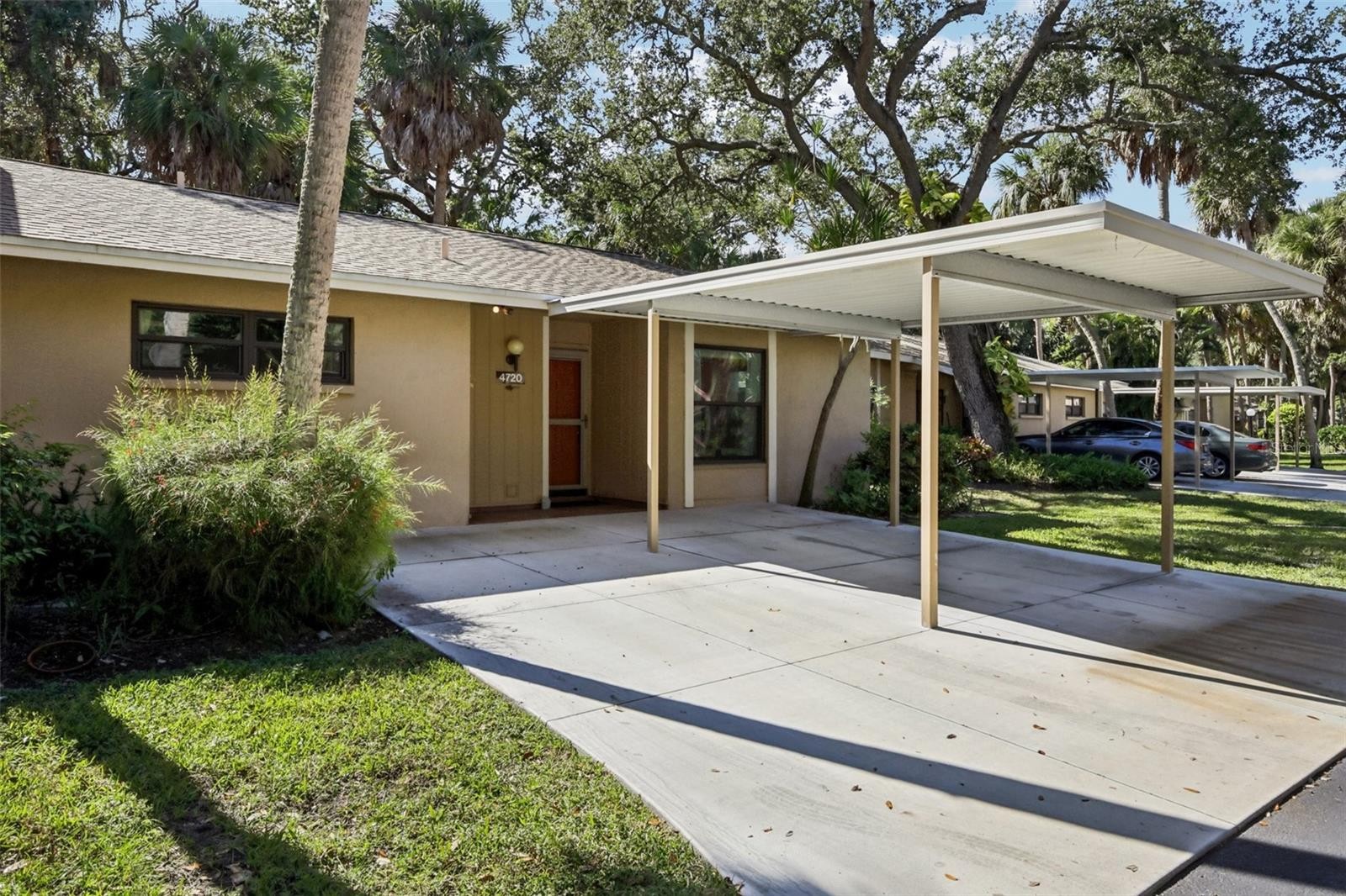 4720 VILLAGE GARDENS DR #128