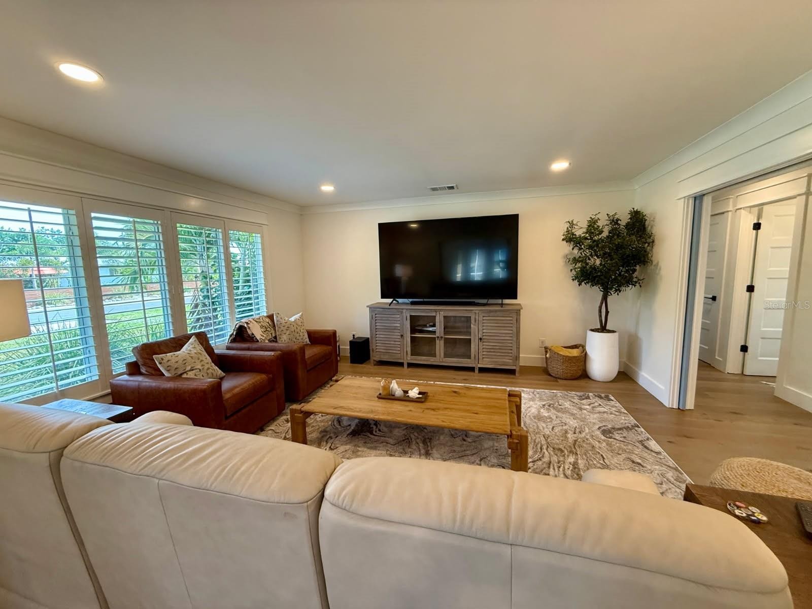 1833 PANDORA DR
