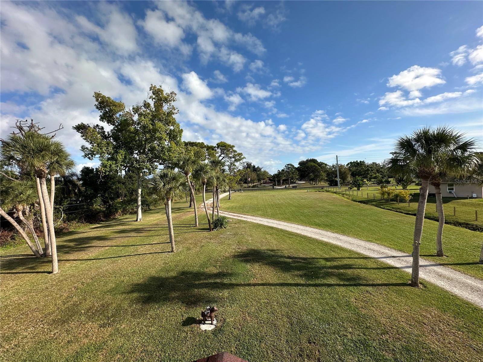 1181 LARCHMONT DR