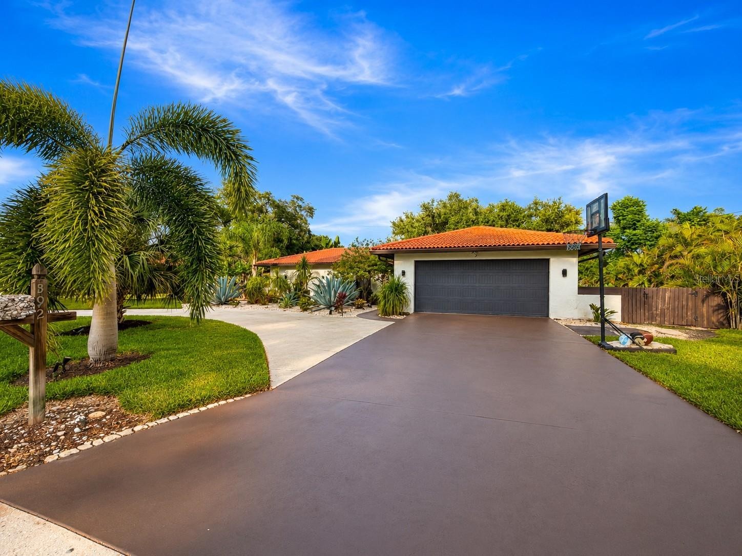 392 W ROSSETTI DR