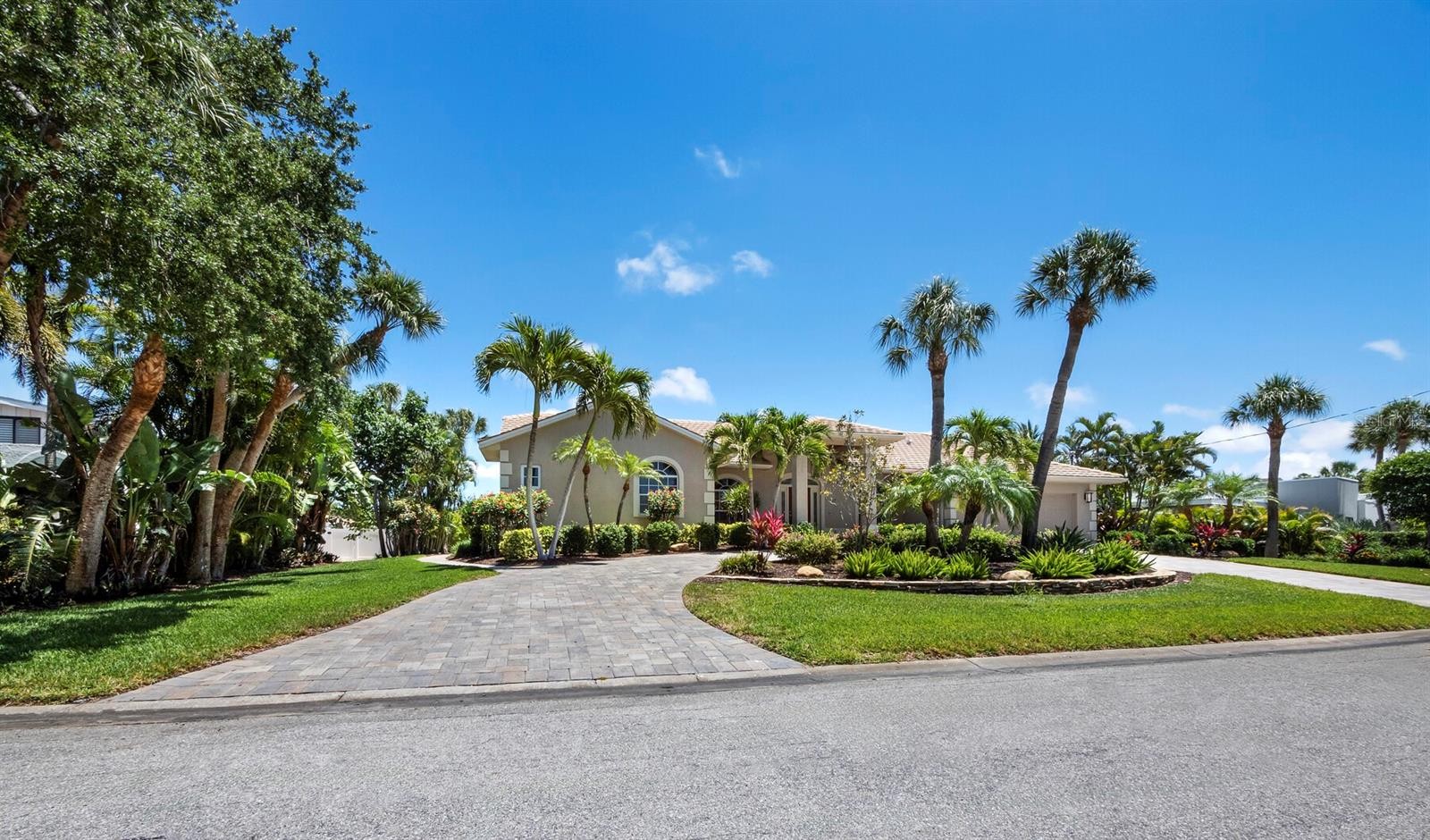 819 PARADISE WAY