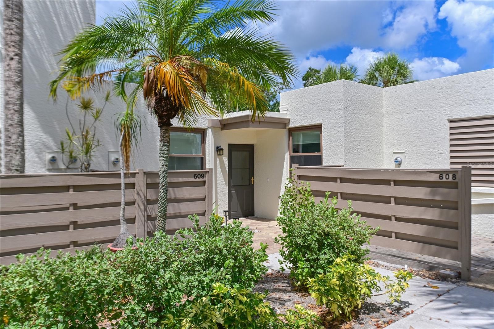 609 WOODLAWN DR
