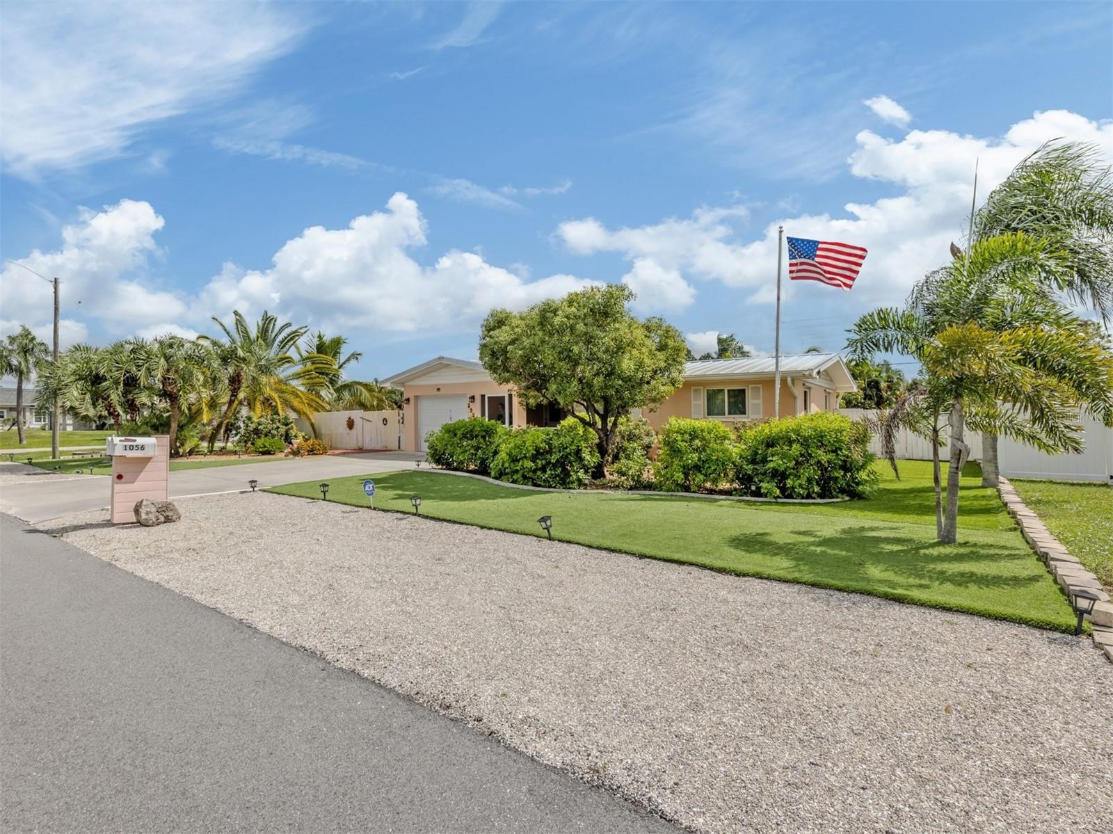 1045 FALCON RD