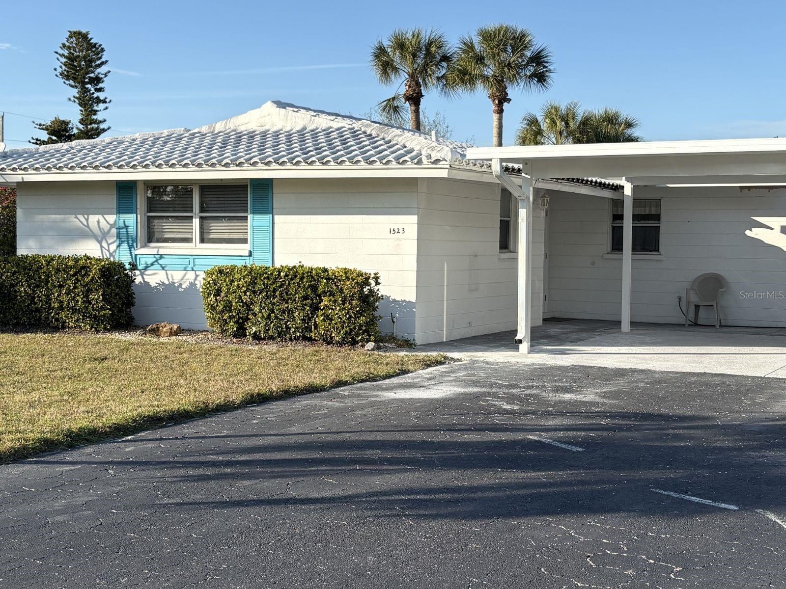 1523 LAKESIDE DR #15