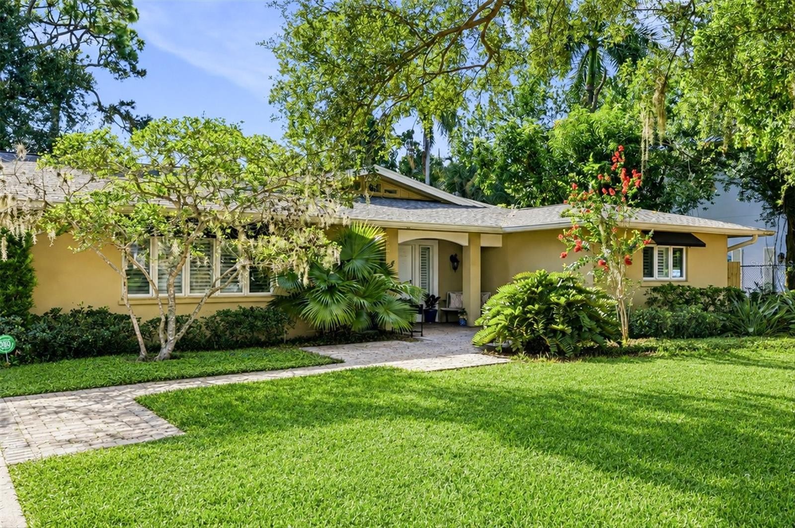 1041 CITRUS AVE