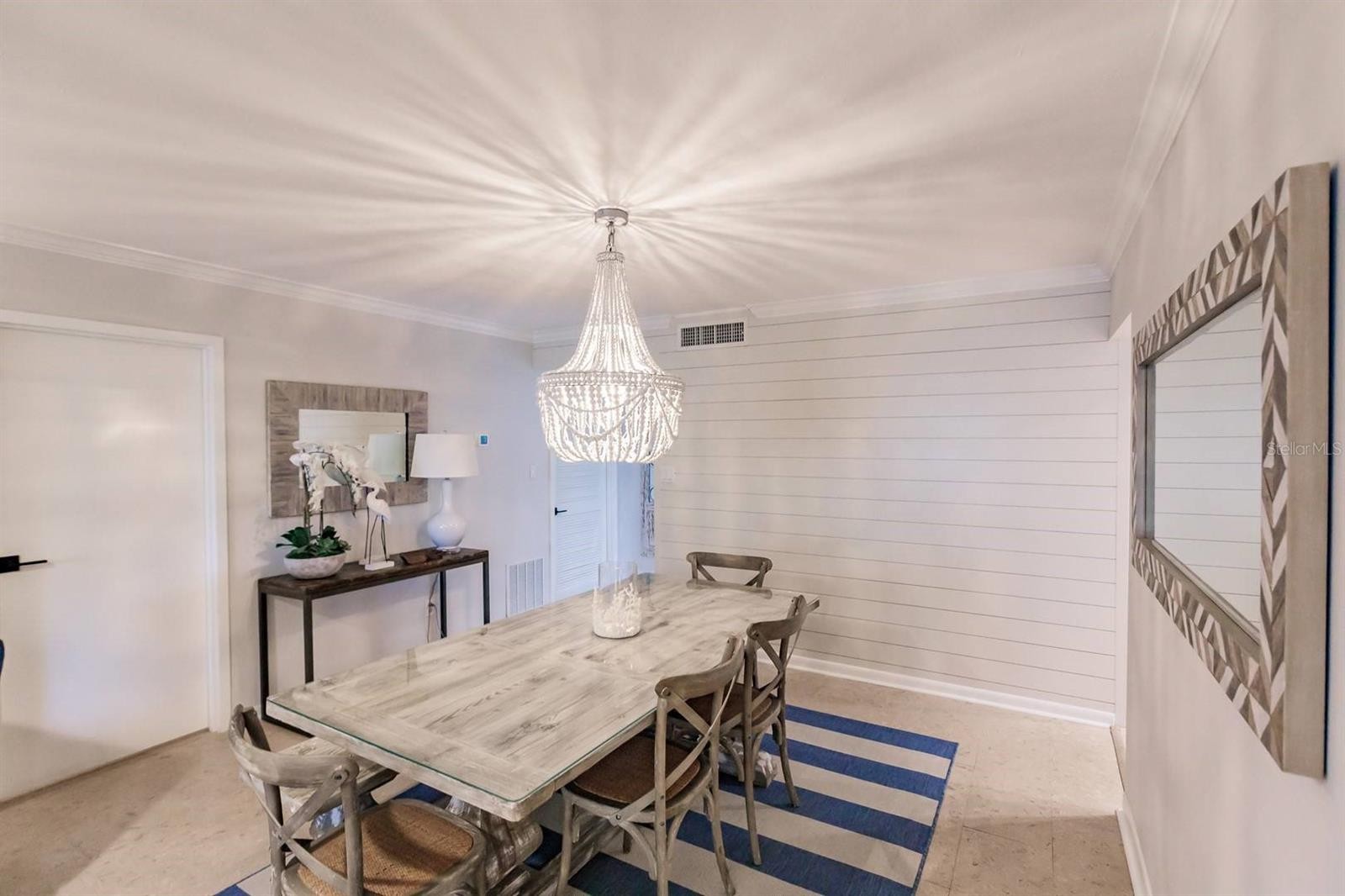 1055 W PEPPERTREE DR #206AA