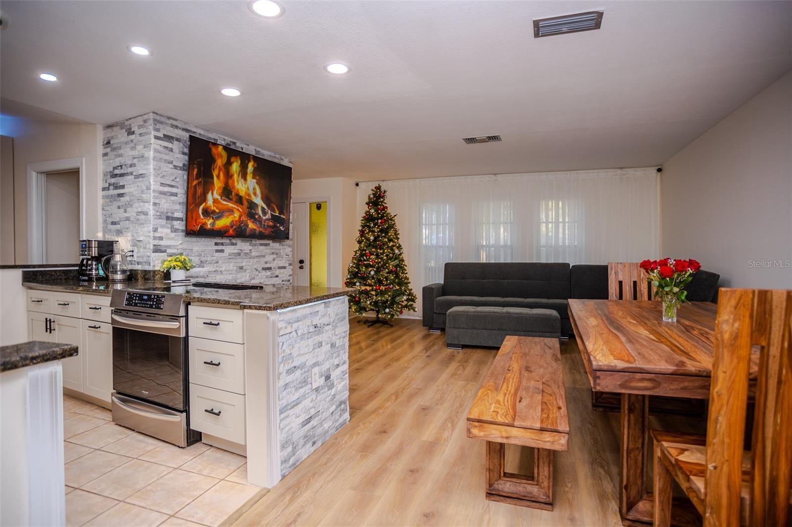 2719 FOREST KNOLL DR