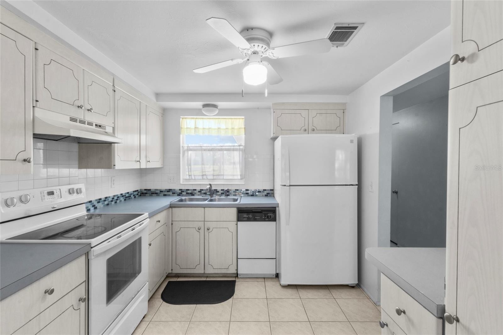 1523 LAKESIDE DR #15