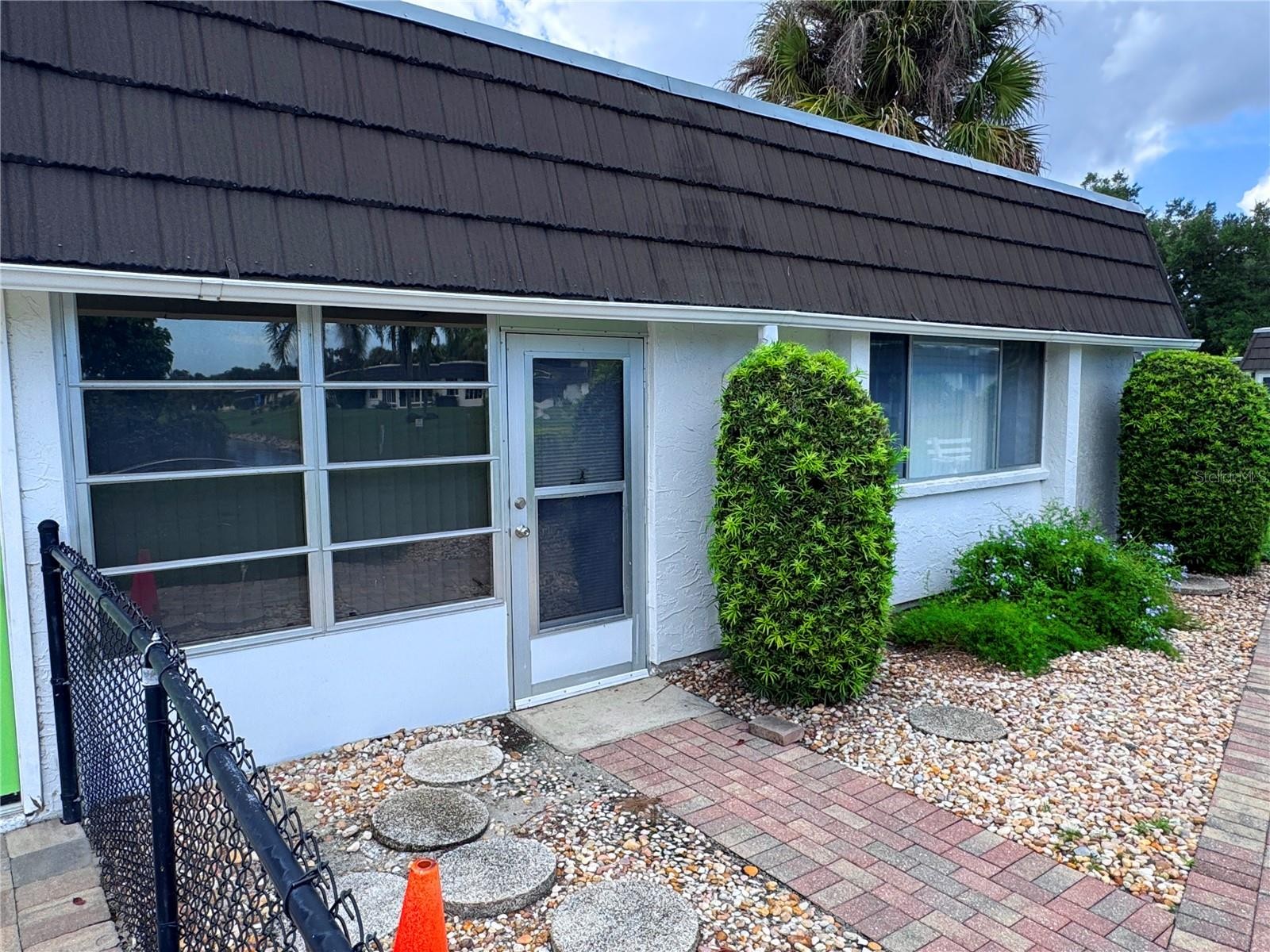 1213 GLEN OAKS DR E
