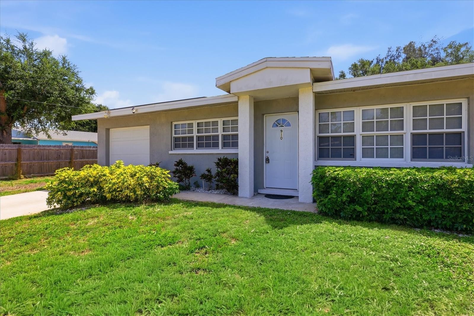 910 16TH AVE W