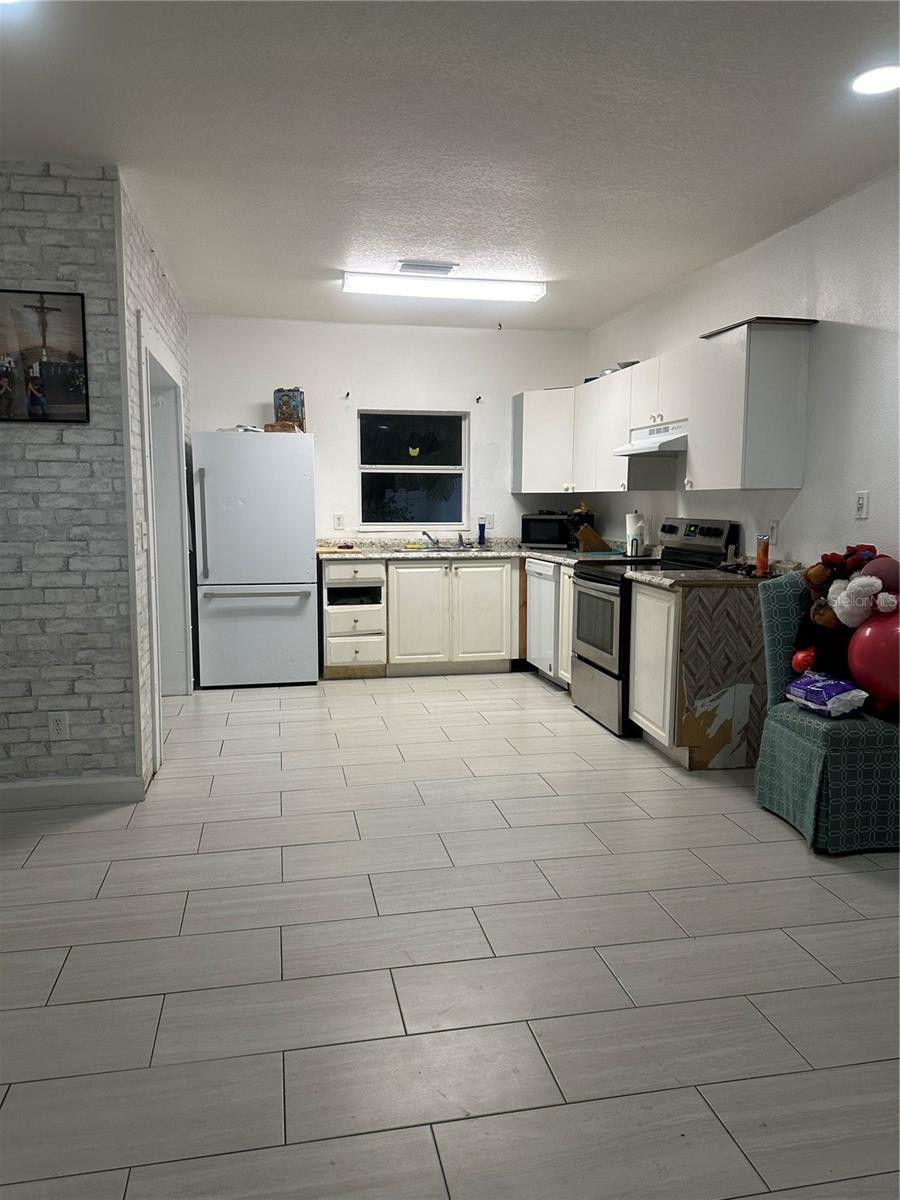 2325 28TH AVE E