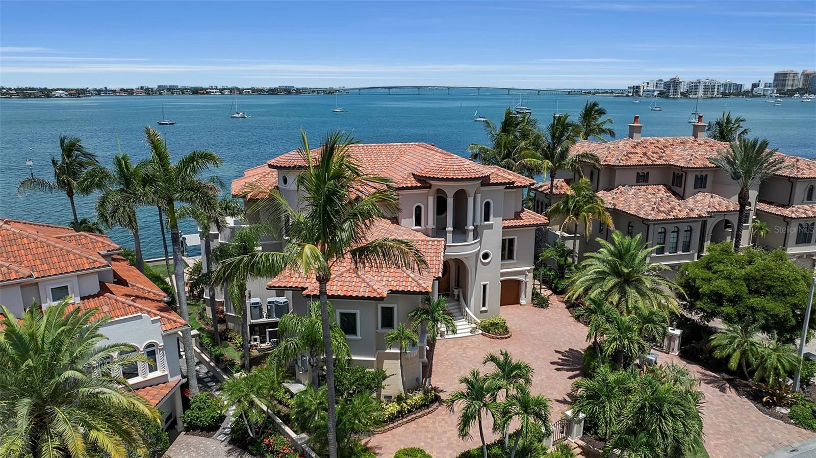 1372 HARBOR DR
