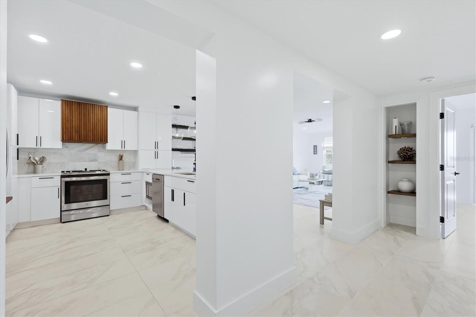 605 SUTTON PL #101