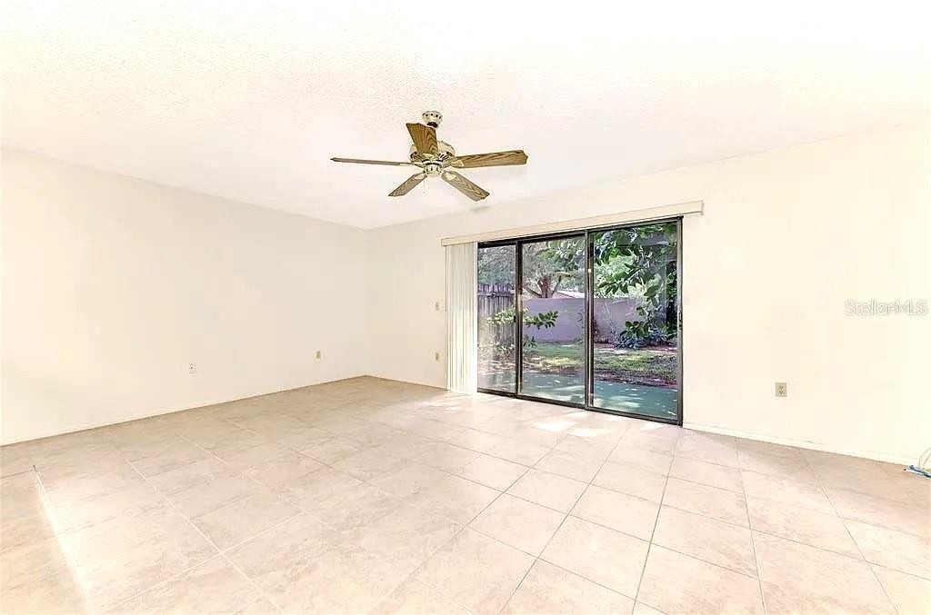 979 SUNRIDGE DR #114