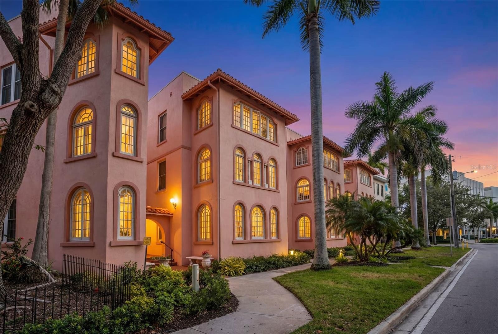 1221 N PALM AVE #106/107